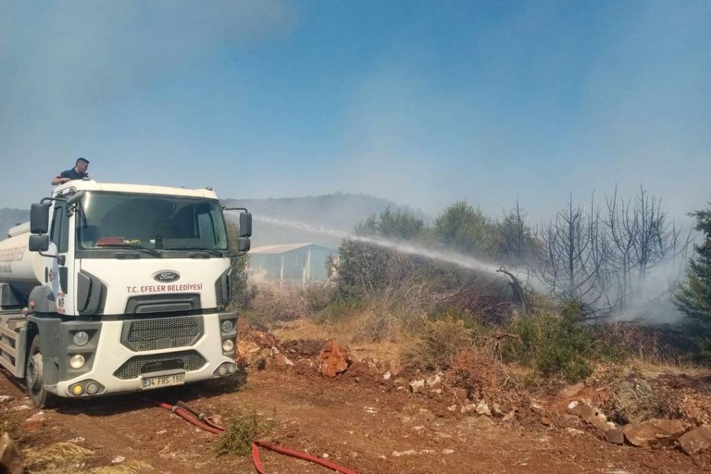 Efeler Belediyesi, Akyeniköy'deki Yangın Söndürme Çalışmalarına Destek Veriyor